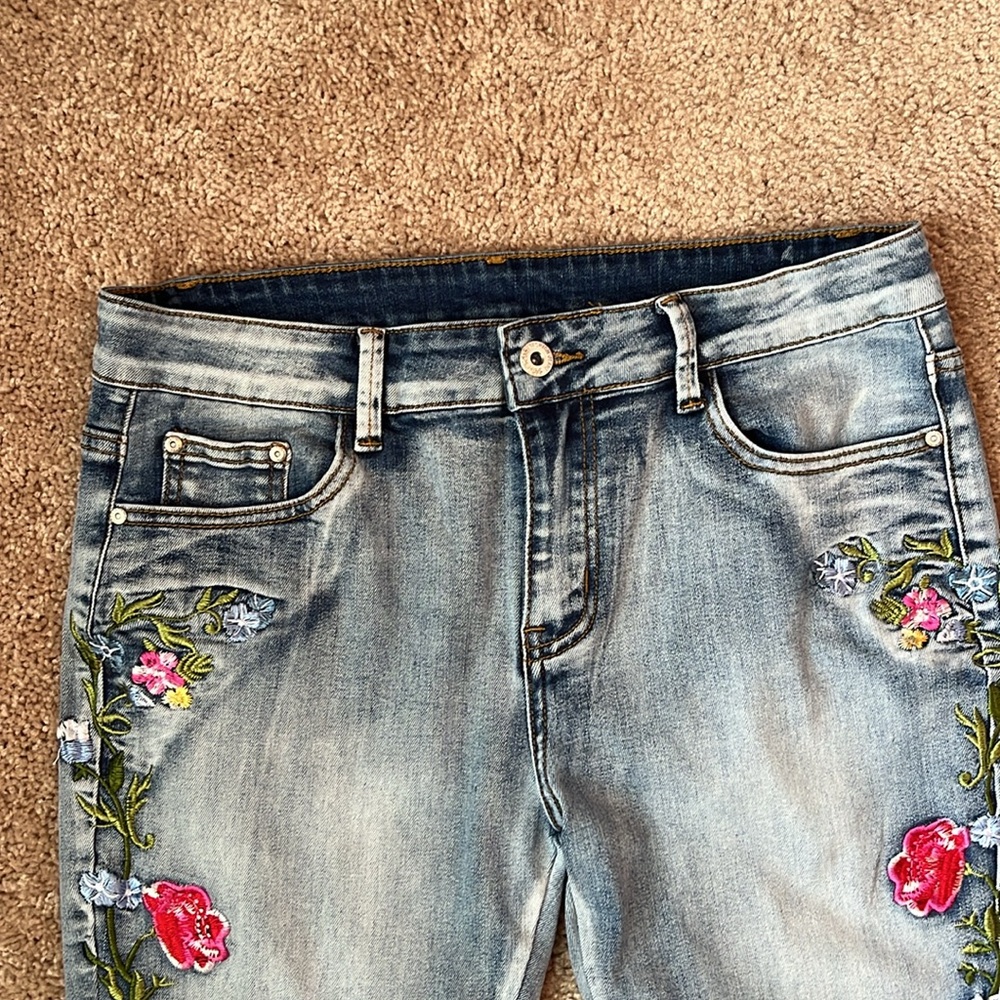 Floral Embroidered Flare Bell BottomJeans - Picture 3 of 12